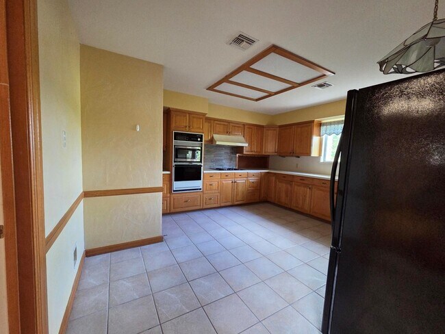 Building Photo - 2212 Rock Creek Dr