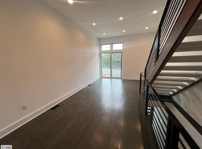 Building Photo - Stunning 3 bedroom, 2 bath Townhouse in Alta Vista Development