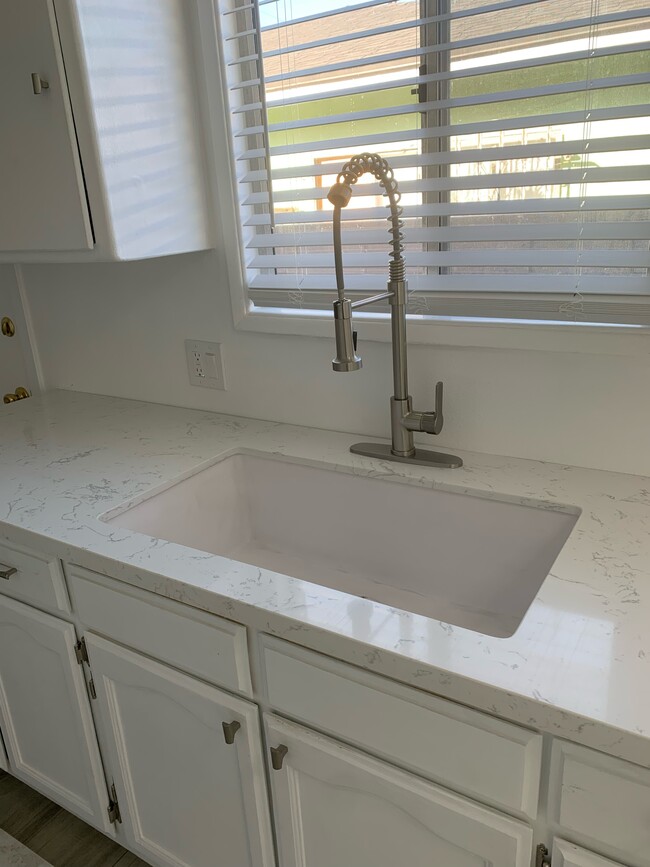 New Quartz Counters - 6873 Fry St