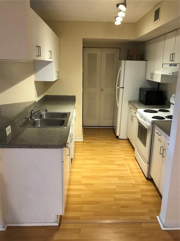 Building Photo - 470 S Park Rd