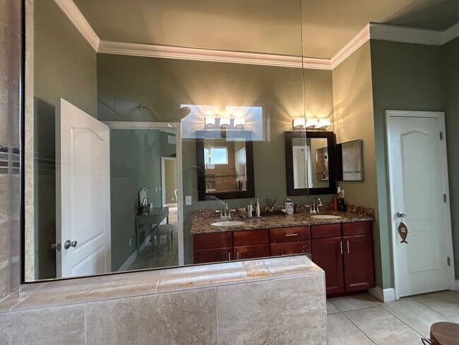 Building Photo - Elegant 3/2 in Oakmont