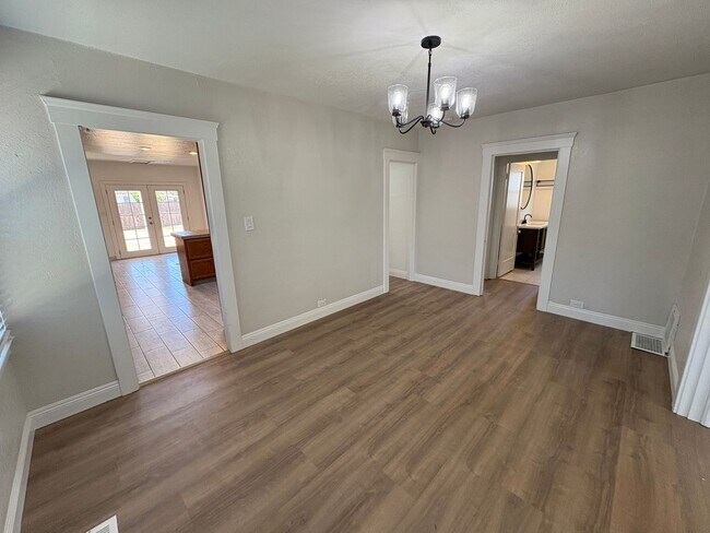 Building Photo - Spacious Tulare home Available Now!