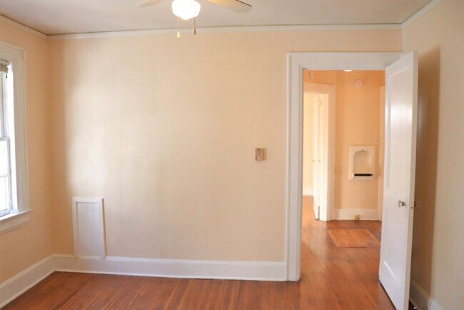 Building Photo - 2- Bedroom Bungalow Beauty