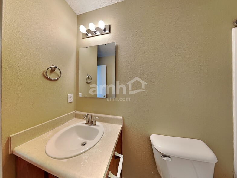 Building Photo - 202 Creekview Dr