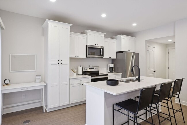 Building Photo - 3 Bedroom Townhome