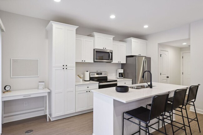 Building Photo - Fully Furnished 3 Bedroom Town Home