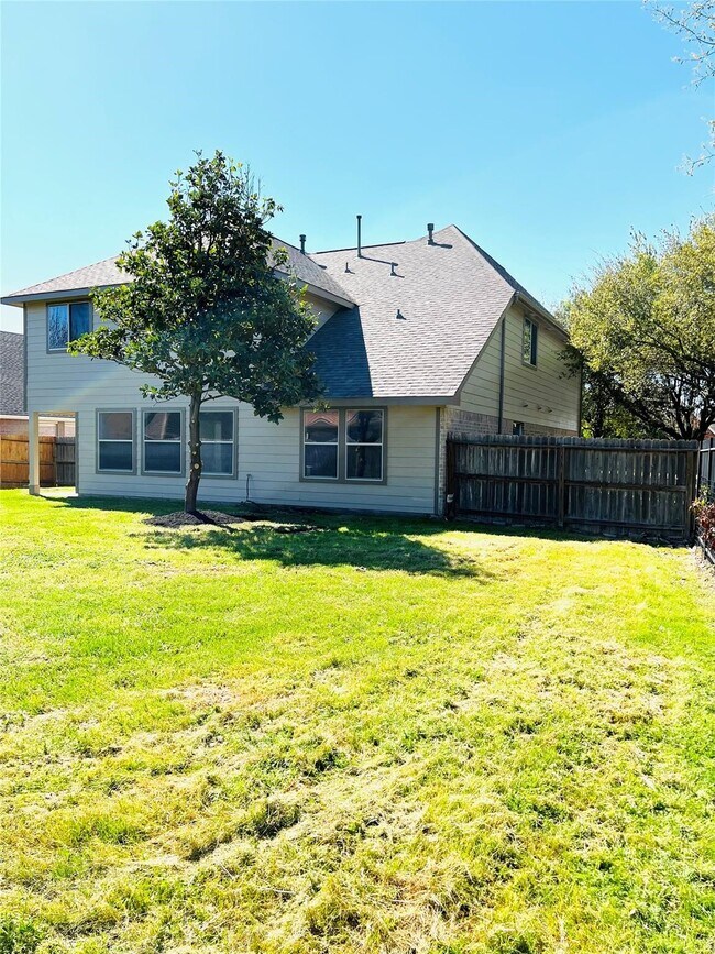 Building Photo - 8426 Woodland Knoll Ln
