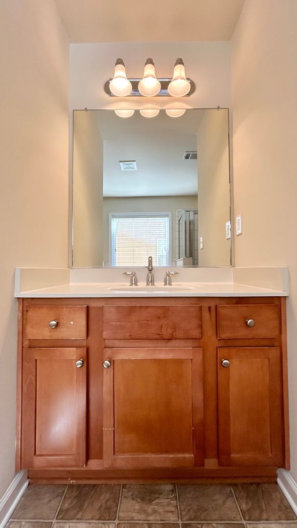 Building Photo - Alpharetta 4 Bedroom-3 Bathroom, Granite Counters, Stainless Appliances, Hardwoods