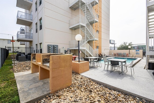 Building Photo - 502 Shiloh Dr