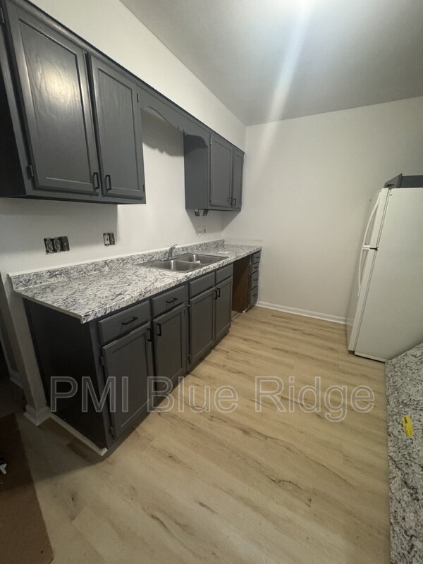 Building Photo - 2020 Somerset Dr