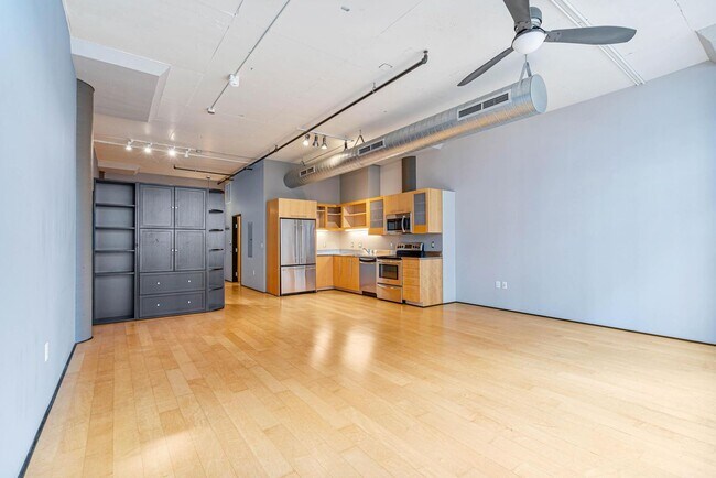 Building Photo - Stylish, south-facing 1-bdrm/1-bath loft in the Pearl—Deeded parking & storage