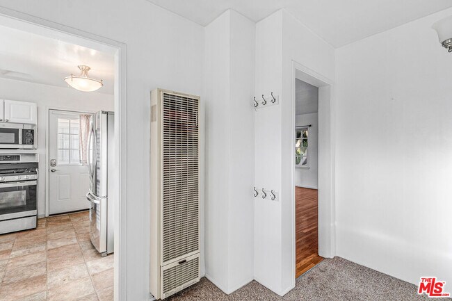 Building Photo - 1352 Ocean Park Blvd