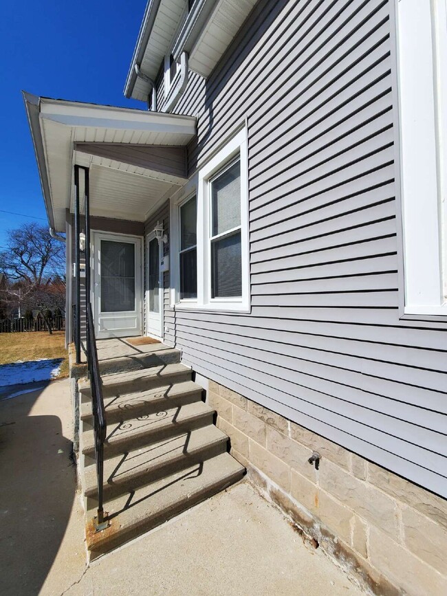 Building Photo - 1103 S 86th St