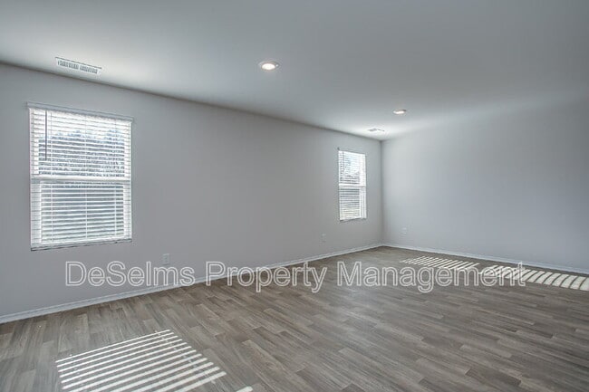 Building Photo - 2206 Yearling Dr