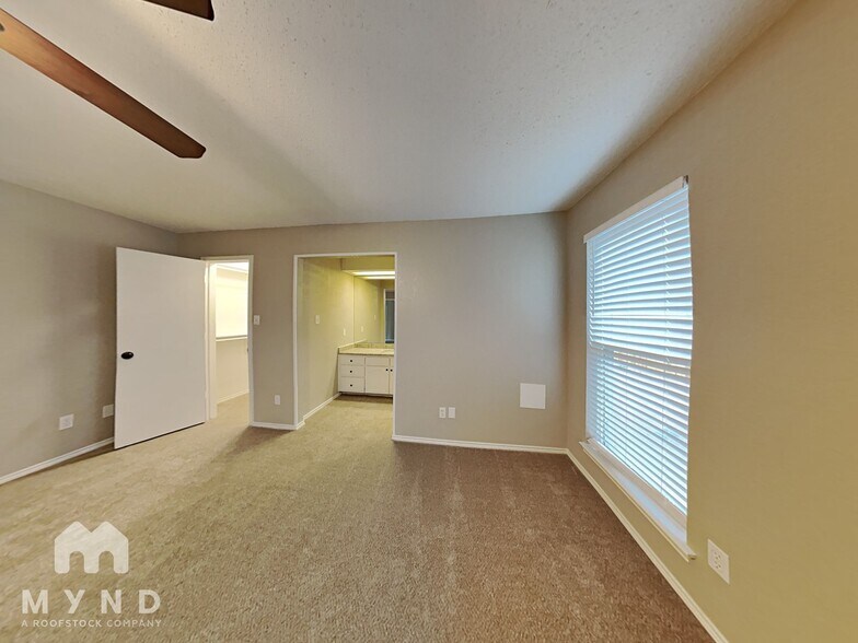 Building Photo - 3528 Park Lake Dr