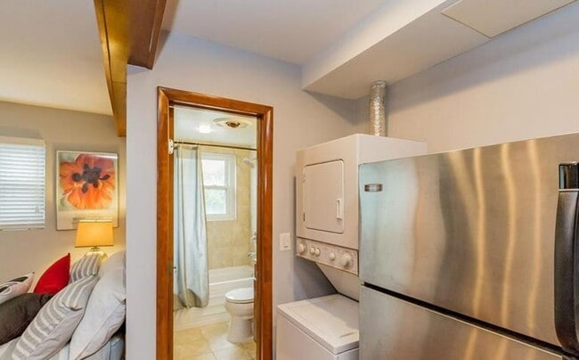 Building Photo - Charming Studio Condo in Shaw!