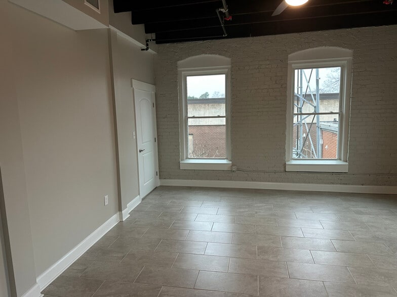 Building Photo - 104 S 4th St