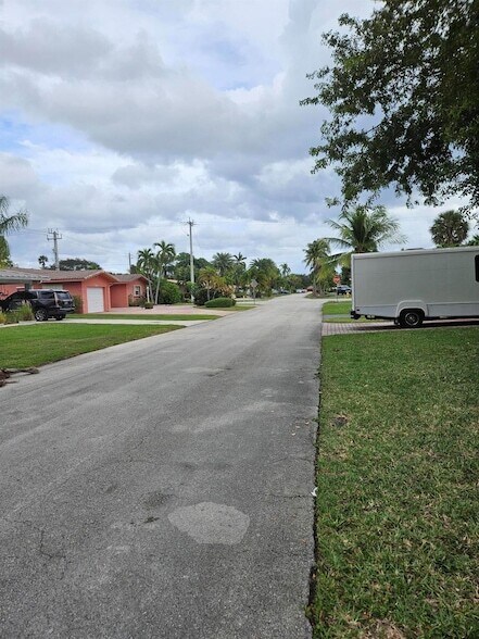 Building Photo - 2010 NE 33rd St