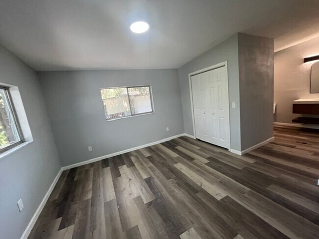 Building Photo - 3498 Riverdale Dr