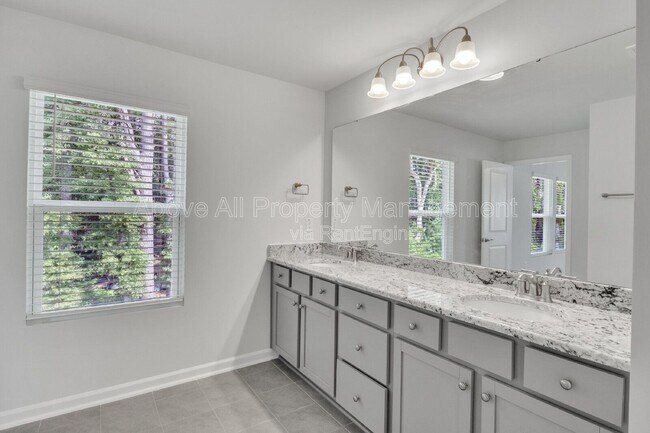Building Photo - 840 McKenzie Pk Ter