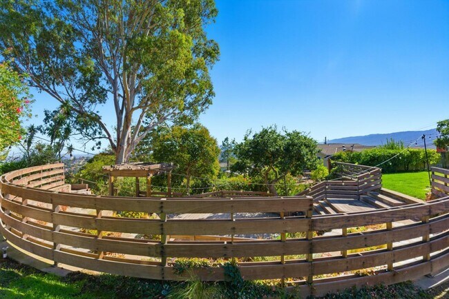 Building Photo - 901 Crestview Dr