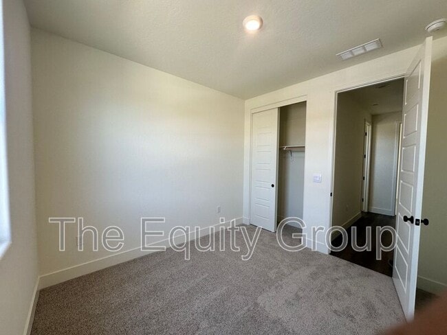 Building Photo - 3949 W Sunnyview Ave