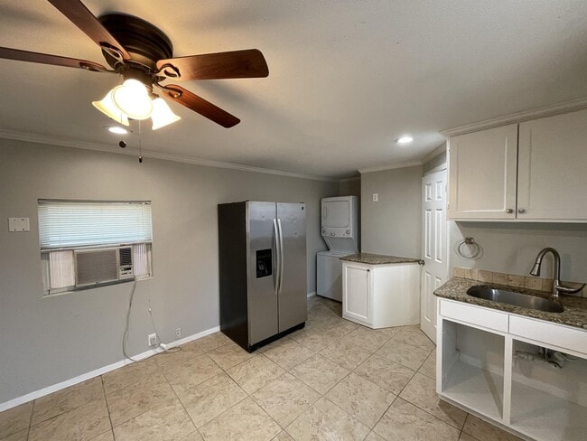 Building Photo - 2203 Mercedes Rd