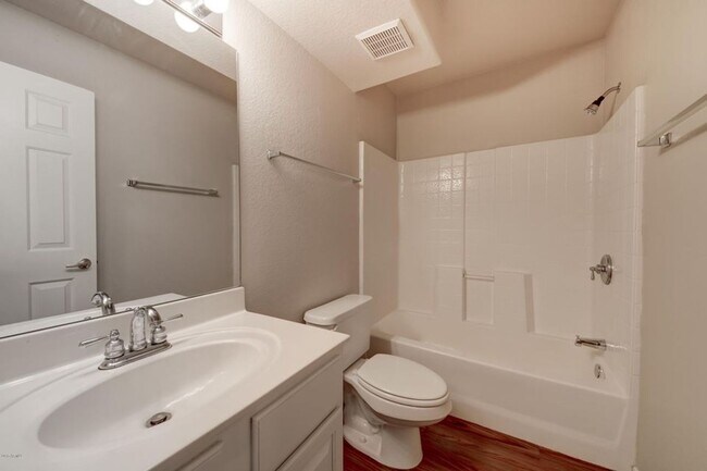 Building Photo - Great Unit - Available Now!
