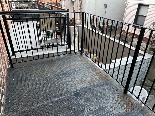 Building Photo - 21-04 Hoyt Ave S