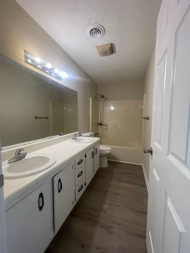 Building Photo - Great Location to Local Amenities