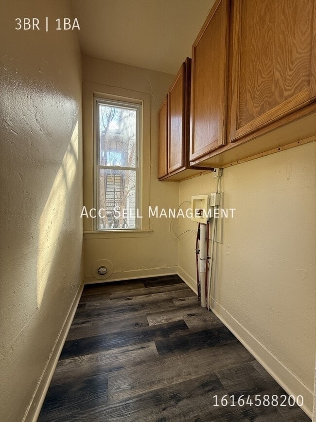 Building Photo - 564 Fremont Ave NW