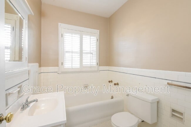 Building Photo - 1442 Perry St