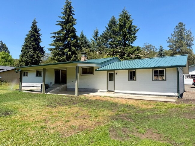 Building Photo - Newly Renovated Riverfront 3BR House - Available Now