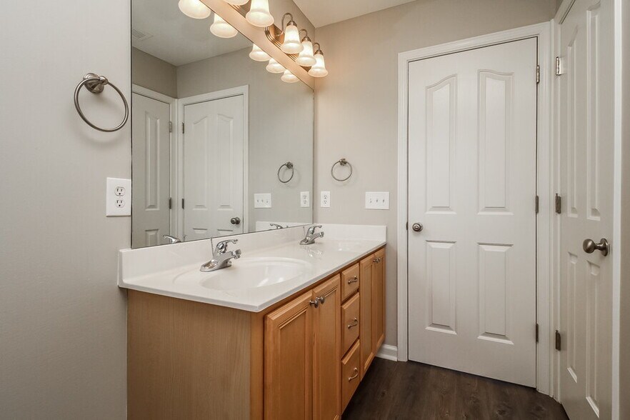 Building Photo - 404 Glenmore Ct
