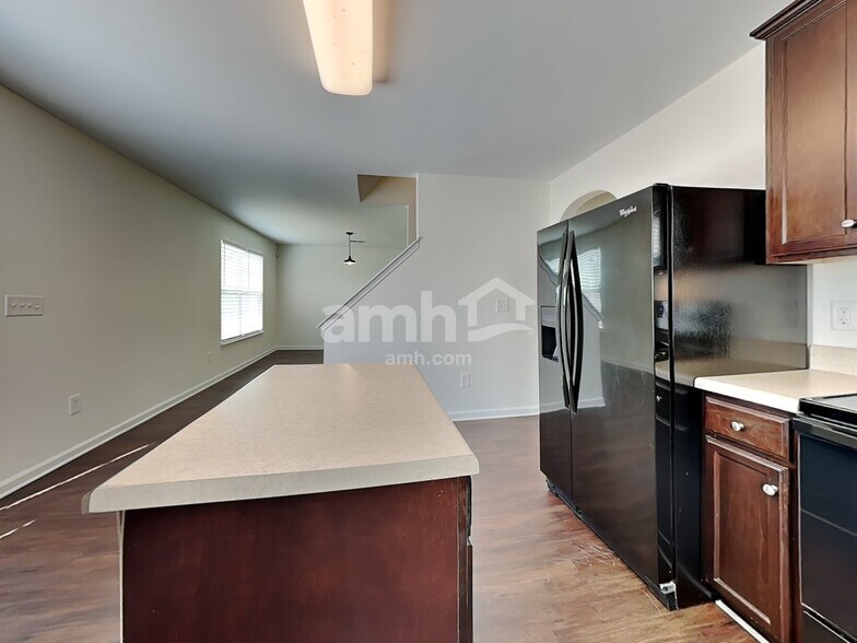 Building Photo - 2718 Quail Oaks Dr