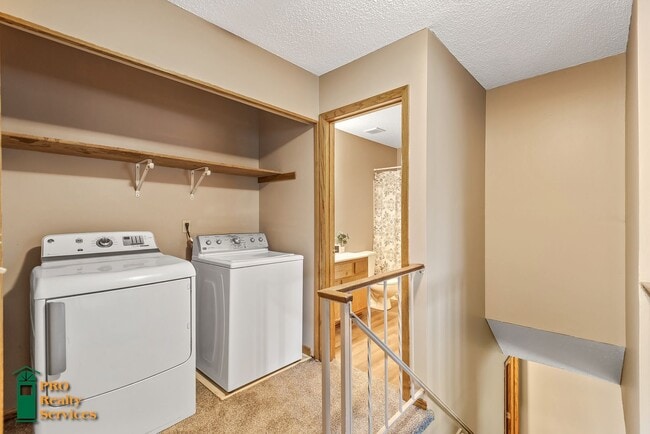 Building Photo - 3 Bedroom End Unit Townhouse