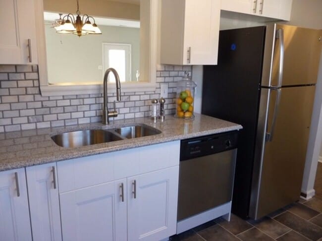 Building Photo - Fully updated townhome located walking dis...