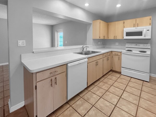 Building Photo - 3 Bed 2 Bath Home for Rent in Ideal Northeast St. Pete Neighborhood