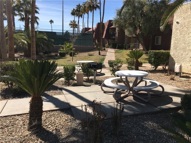 Building Photo - 5161 River Glen Dr