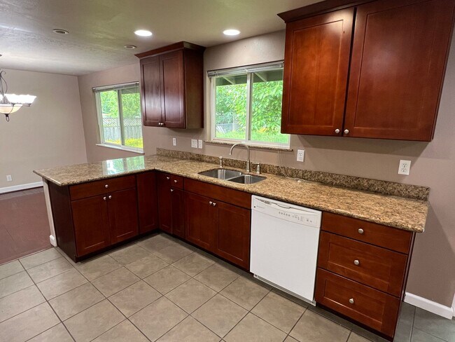 Building Photo - 4 Bedroom Milwaukie Home