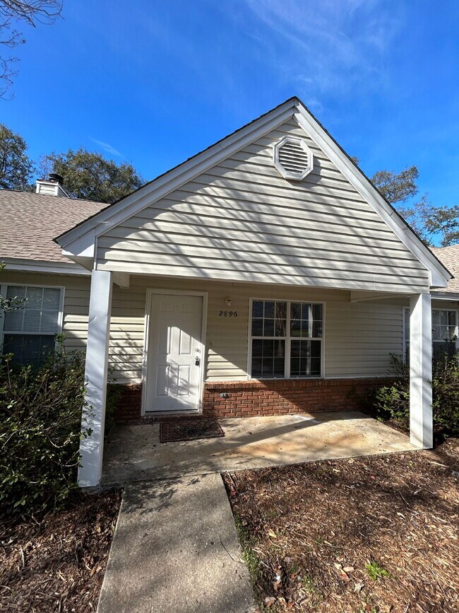 Building Photo - 2 bed/2 bath with new paint and flooring! Pets are welcome! New Back Porch!
