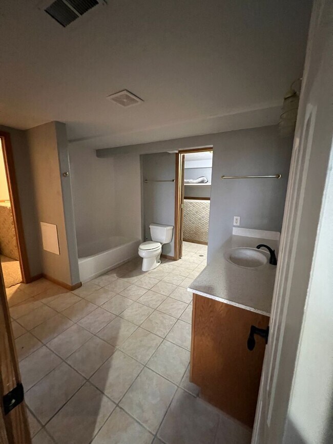 Building Photo - 5 bedroom/3 bath w/mother in law style qua...