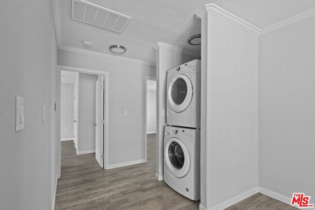 Building Photo - 1960 N Ontario St