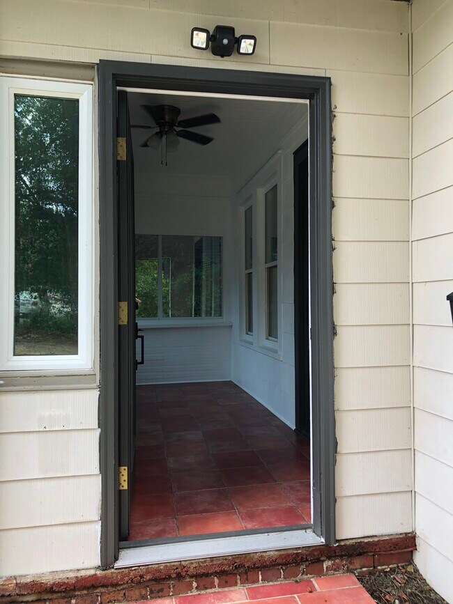 Building Photo - 1104 Hogan St