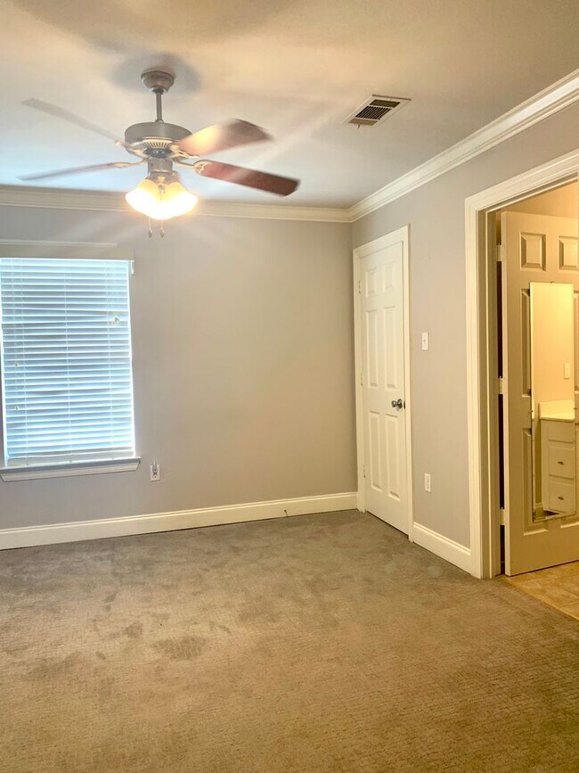 Building Photo - 2BR 2 1/2BA Condominium Denham Springs