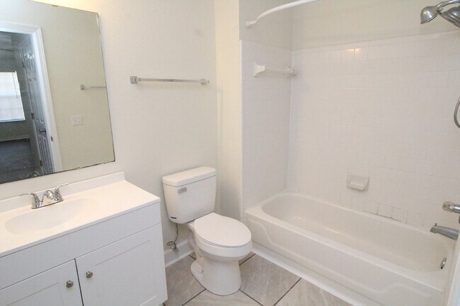 Building Photo - Northeast Pensacola 2BR, 2BA End-Unit Townhome Near Davis Hwy & UWF with Stainless Appliances, Fe...