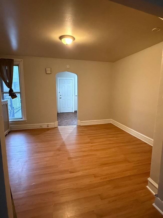 Building Photo - Bright 3BR Home in Tacony!