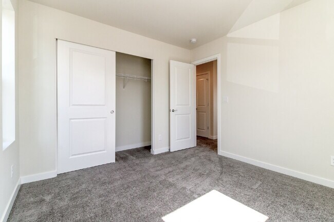 Building Photo - Scenic Auburn Living with Modern Comfort & Easy Seattle/Tacoma Access