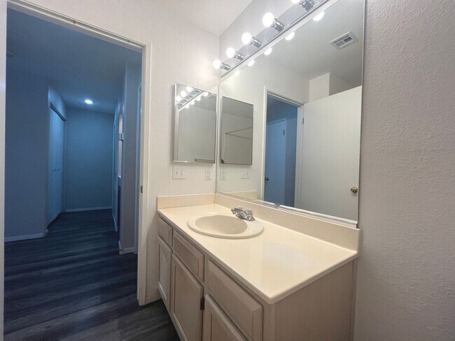 Building Photo - 2 bed, 2 bath condo located in gated community w/lush landscaping, 2 pools, spas, BBQ areas & clu...