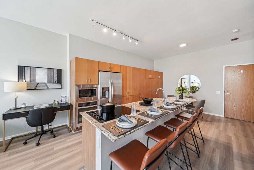 Building Photo - 808 N Lake Shore Dr